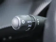 Peugeot 208 1.2 PureTech GT Pack | Stoelverwarming | Pano dak | Camera | Cruise adapt. | Dodehoek detectie | 17' LM | Navi | Clima | Leer/alcantara sportstoelen |