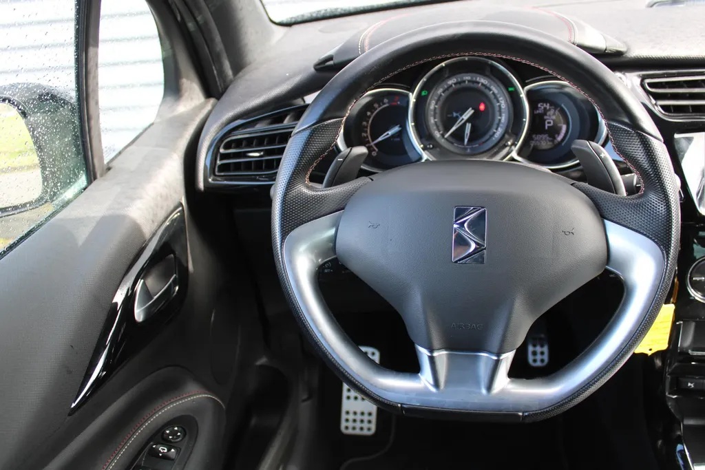 DS DS 3 1.2 PureTech Performance Line | Automaat | Navi | Trekhaak | Clima | 17' LM Velgen | Camera |