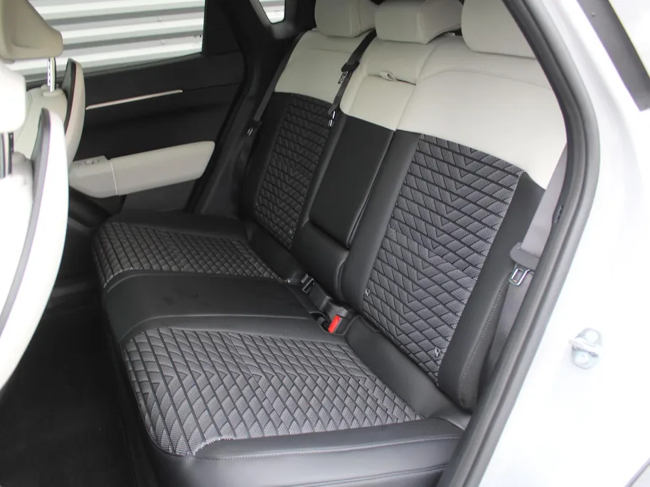 Kia EV4 GT-PlusLine 81.4 kWh | Schuifdak | Stuur-/stoelverwarming + ventilatie | Camera rondom | Elek. stoelverstelling | Leer | HUD | LED | 19' LM |