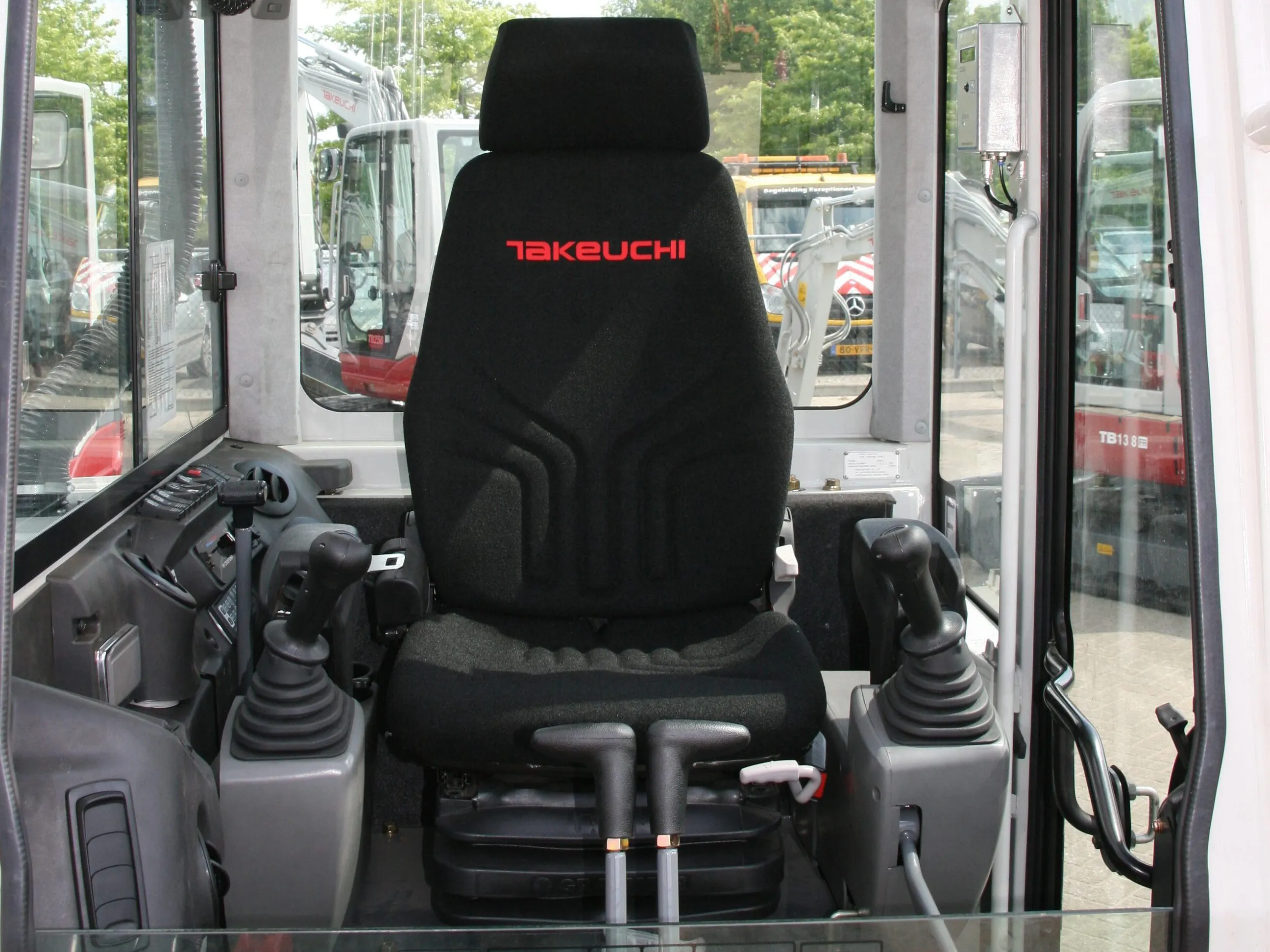 Vooraanzicht van een ruime Takeuchi cabine