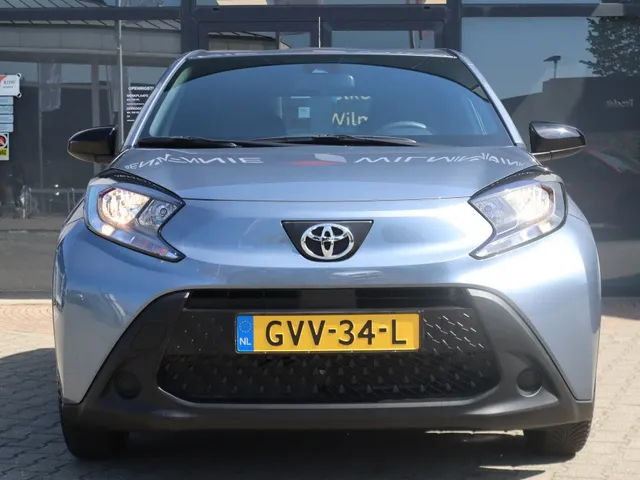 Toyota Aygo X 1.0 VVT-i MT Play Allseason banden | Armsteun