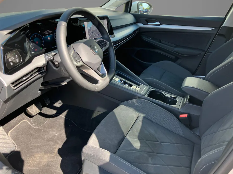Volkswagen Golf Variant 1.0eTSI/110PK Life DSG · Navigatie · Camera + Parkeersensoren · Apple/Android Car Play · Stoelverwarming · Elektrische stoelverstelling ·
