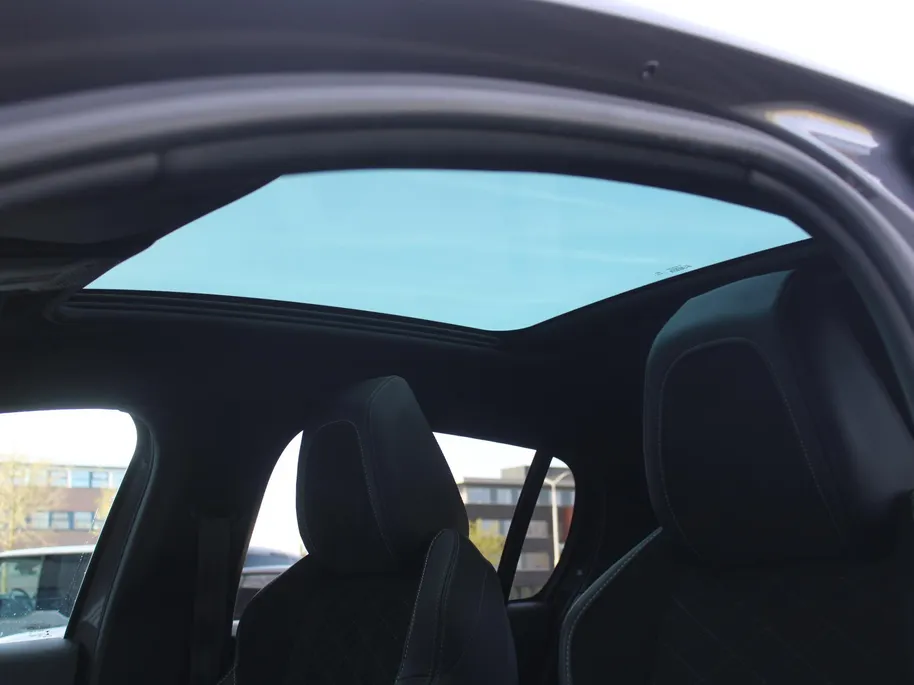 Peugeot 208 1.2 PureTech GT Pack | Stoelverwarming | Pano dak | Camera | Cruise adapt. | Dodehoek detectie | 17' LM | Navi | Clima | Leer/alcantara sportstoelen |
