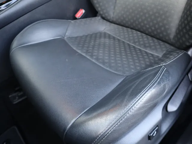 Toyota C-HR 1.8 Hybrid Bi-Tone Trekhaak | Leder | Blindspot | Stoelverwarmin