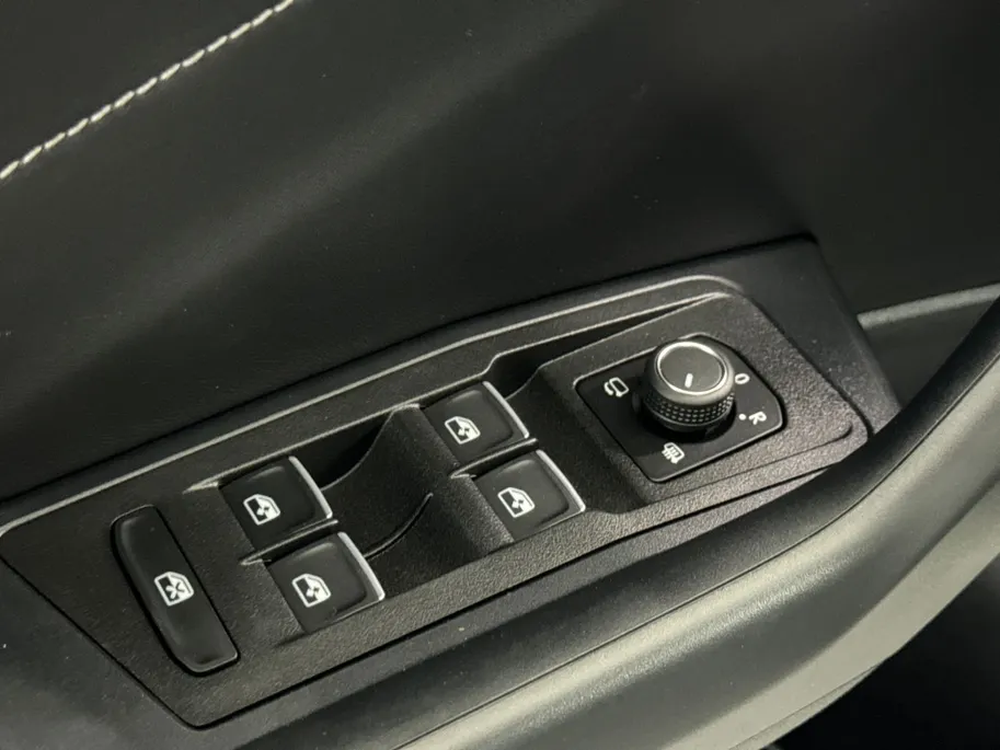 Volkswagen T-Roc 1.5 TSI R-Line DSG Automaat | IQ Light | Elektrische Achterklep | Winterpakket