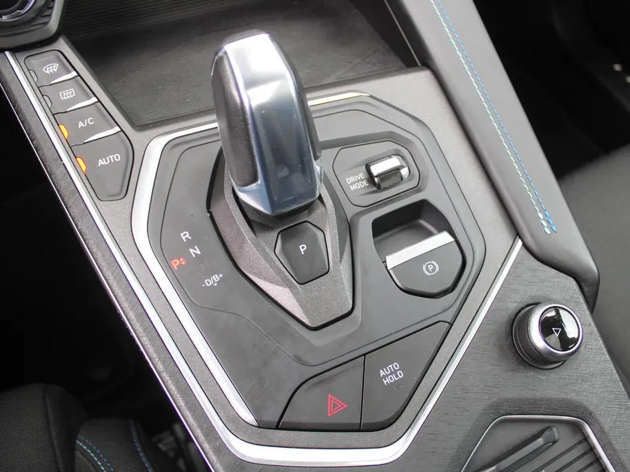 Lynk & Co 01 1.5 | PHEV | Trekhaak | Stoelverwarming | Elek. stoelverstelling + achterklep | Pano dak | Dodehoek detectie | Camera | 20' LM | HK Audio |