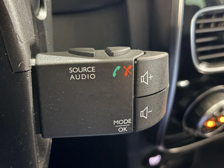 Renault Clio 90PK TCe Intens | Camera | Parkeersensoren | Lichmetalen Velgen | Climate Control | Cruise Control | Licht & Regensenor | Armsteun | Full LED | Keyless Entry |