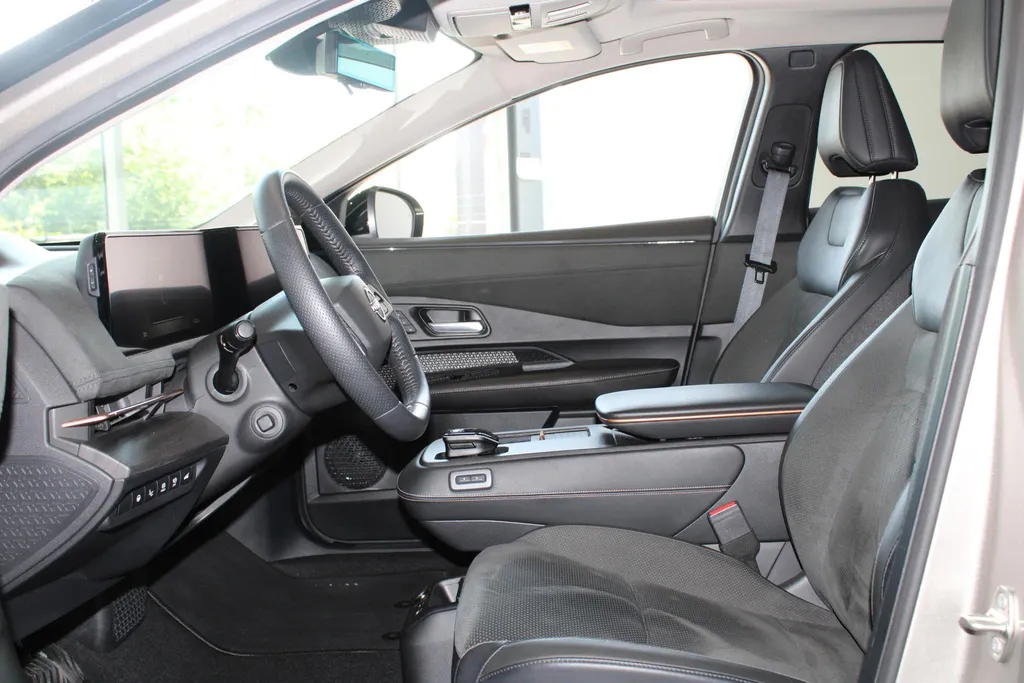 Nissan ARIYA Evolve 66 kWh | 22KW Lader| Afneembare trekhaak| Apple carplpay& Android auto| 360grd Camera| Stoelverwarming en verkoeling| Elektrisch verstelbare stoelen| Luxe bekleding| Dealer onderhouden|