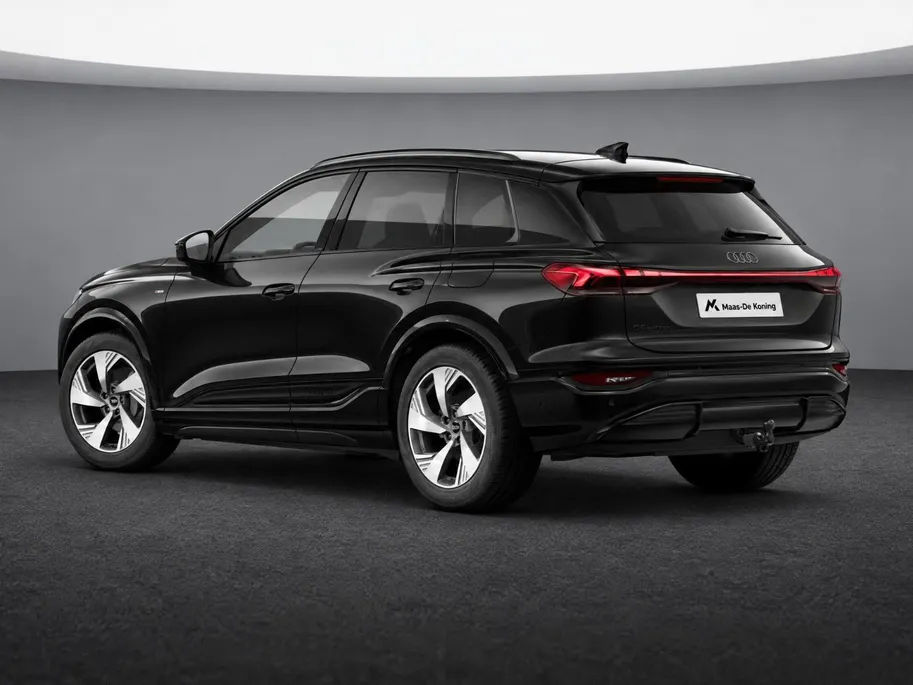 Audi Q6 e-tron S edition 83 kWh 252 PK · Trekhaak elek. wegklapbaar · Optiekpakket zwart · Zwart lederen S-line bekleding