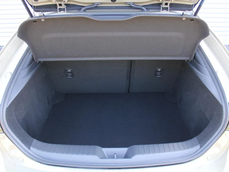 Mazda 3 2.0 e-SkyActiv-X M Hybrid 186 Homura | Stoelverwarming | Camera | Dodehoek detectie | HUD | 18' LM | LED | Cruise adapt. |