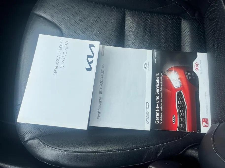 Kia Niro 1.6 GDi Hybrid ExecutiveLine | Compleet dealer onderhouden! | Elektrisch verstelbare stoelen incl. geheugenfunctie | Stoelverwarming- en koeling | JBL geluidsinstallatie | Dodehoekassistentie | Achteruitrijcamera | Navi | Climate control