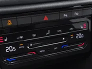 Volkswagen T-Roc 1.5TSI/150PK R-Line · Apple/Android Car Play · Camera + Parkeersensoren · Keyless · Garantie t/m 27-03-2027