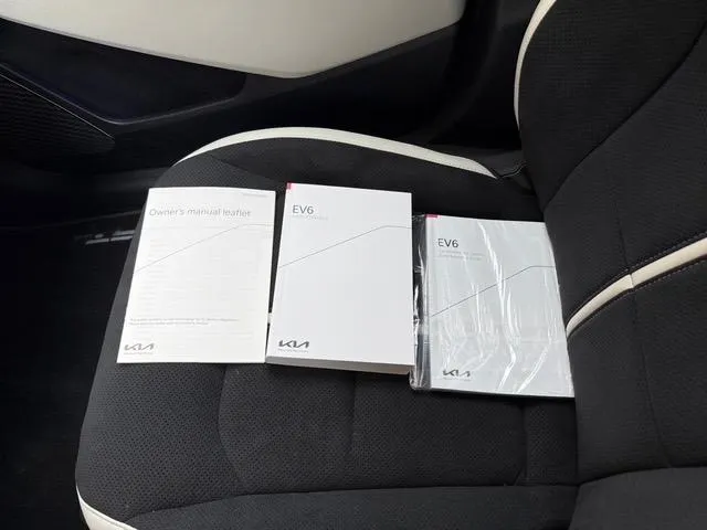 Kia EV6 GT-Line 84 kWh Panoramisch schuif-/kanteldak | Verwarmbare en geventileerde stoelen | V2L | Meridian Premium Sound System | 360 camera | Metallic lak | Fabrieksgarantie t/m 11-04-2033 + 3x 1 jaar* | NAP