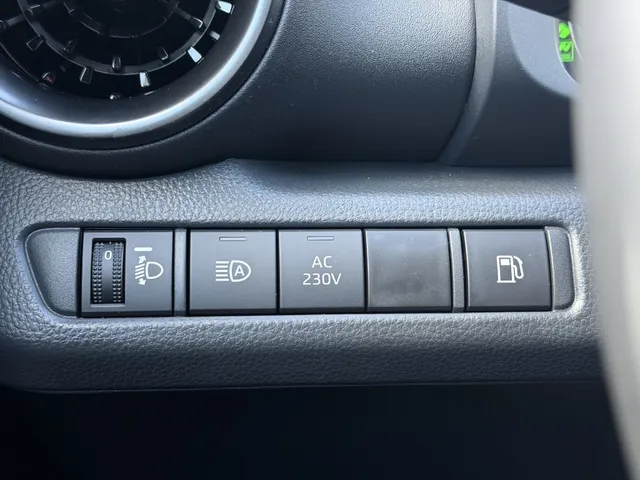 Toyota C-HR 2.0 PHEV 220 Dynamic Bi-Tone | All Seasons |