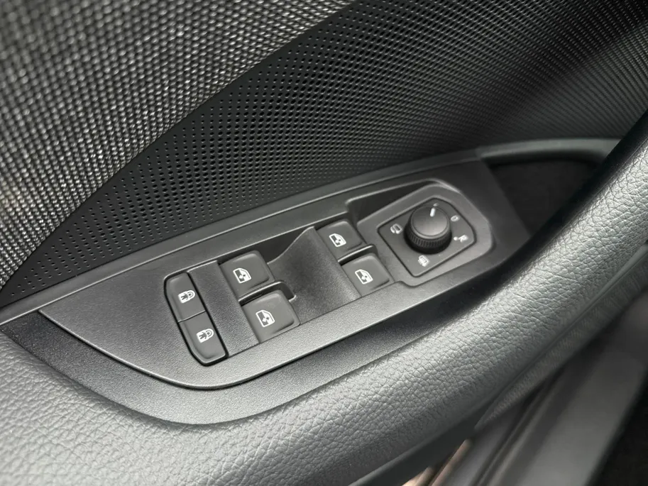Škoda Kodiaq Business Edition Plus 1.5 TSI PHEV 150 kW / 204 PK | Trekhaak | Panoramisch Schuifdak | Light & View | 2.000 inruilpremie!!