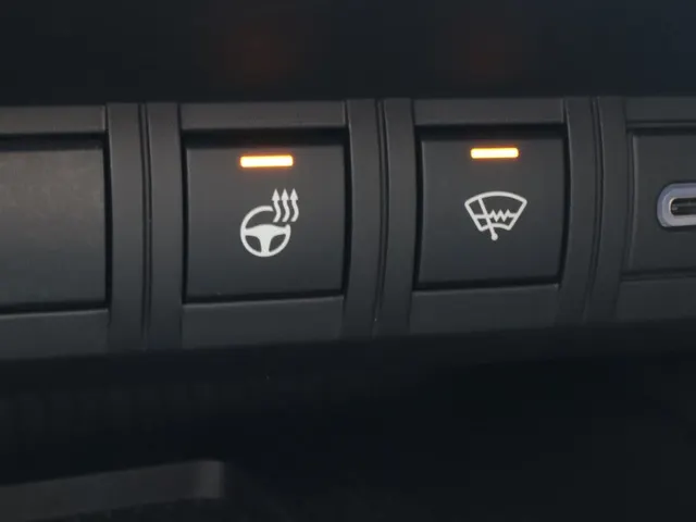 Toyota C-HR 2.0 PHEV 220 First Edition | Trekhaak | Stuur en stoelverwarming VERKOCHT