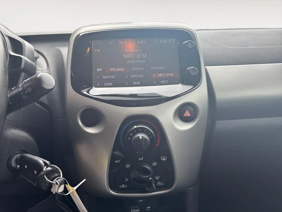 Toyota Aygo 1.0 VVT-i x-play | Airco | Achteruitrijcamera | Apple carplay / Android auto |