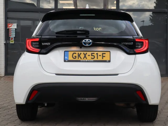 Toyota Yaris 1.5 Hybrid Dynamic Limited | Stoelverwarming | Keyless | 17 inch | All Seasons