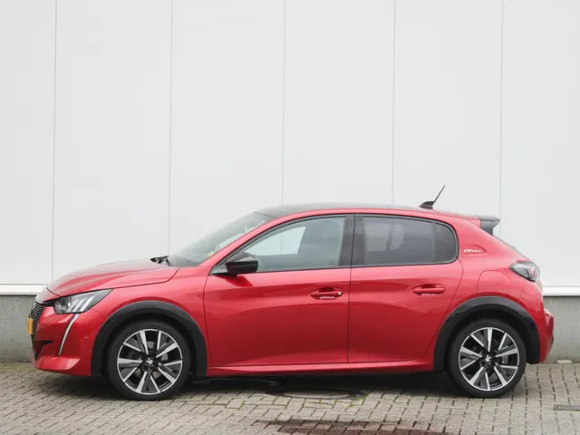 Peugeot 208 1.2 PureTech GT Pack Automaat | Adap. Cruise | Panodak | Vol Leder | Stoelverwarming | Camera