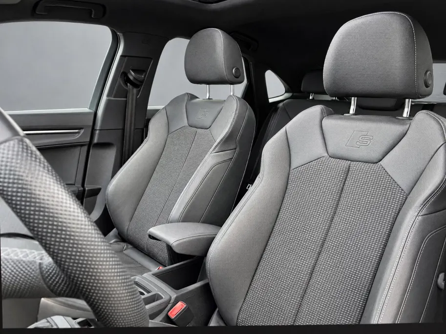 Audi Q3 Sportback 45TFSIe 245PK S Line Panoramadak · Trekhaak · Camera + Parkeersensoren · Apple/Android Car Play ·