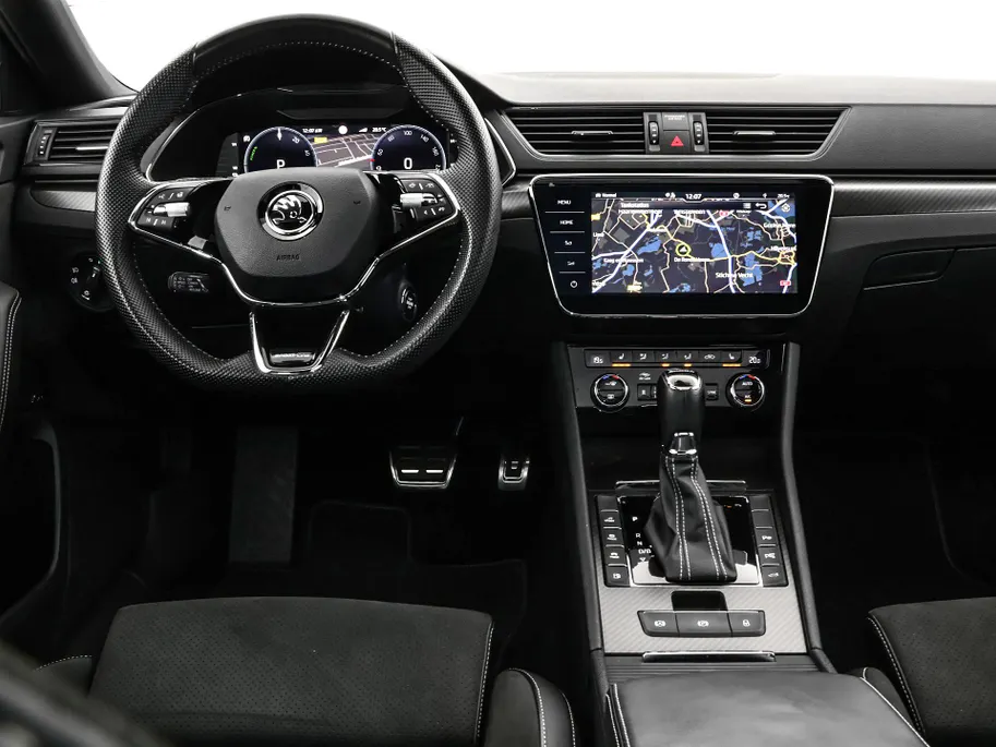 Škoda Superb Combi 1.4 TSI iV 218pk DSG Sportline Business · Panoramadak · 360 Camera · Inklap. Trekhaak · Matrix LED · Canton Audio · Elek. Stoelen + Geheugen ·