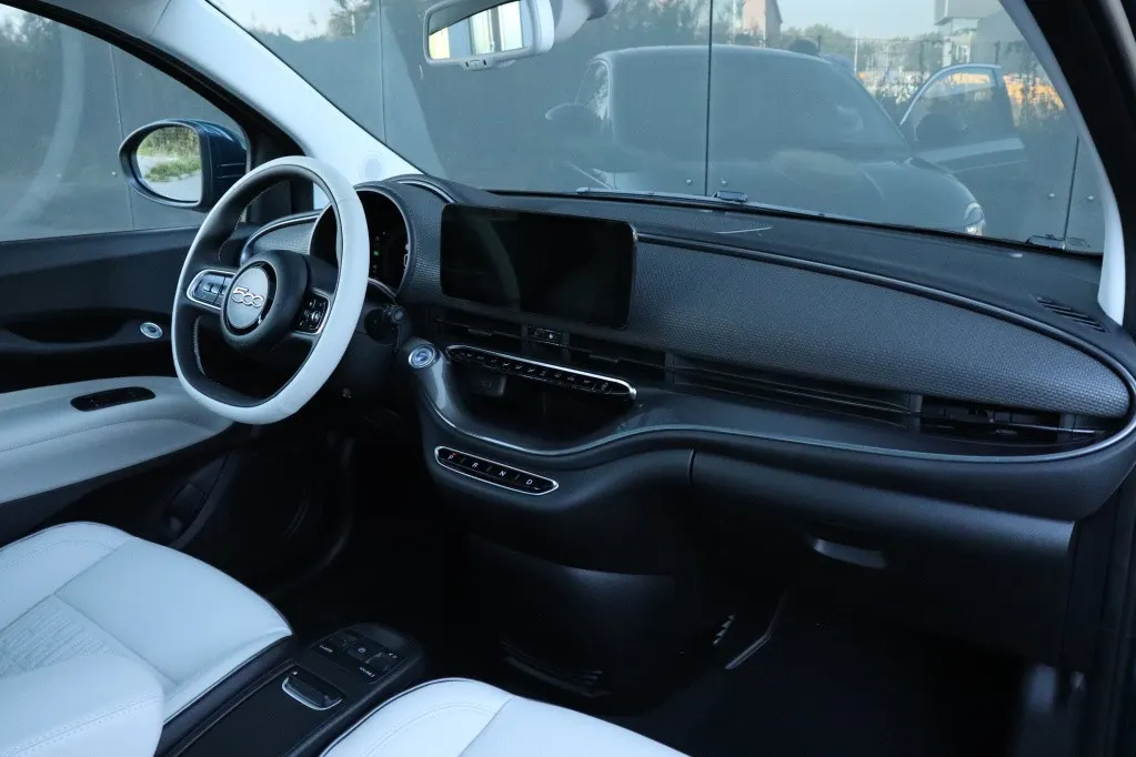 Fiat 500e La Prima by Bocelli 42 kWh | JBL | Winter | Camera | 17′