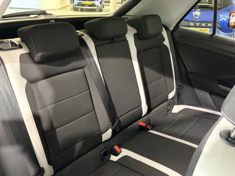 Volkswagen T-Roc 1.5 - 150PK TSI Sport | Digital Cockpit | Stoelverwarming | Navi | Apple CarPlay/Android Auto | Adaptive Cruise Control | Climate Control | Armsteun | Lichtmetalen Velgen |