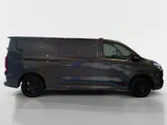 Ford E-Transit Custom 340 L2H1 Sport 71 kWh 218 pk | NIEUW TE BESTELLEN | 17' LM velgen | Laadruimtebescherming | Achteruitrijcamera | All weather banden | Trekhaak | Rijklaarprijs!