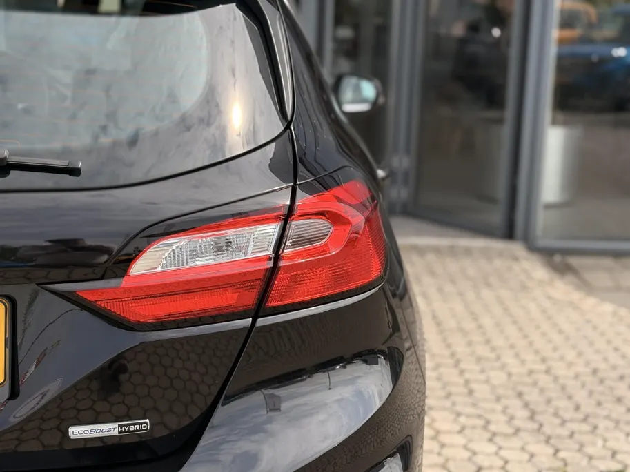 Ford Fiesta 1.0 EcoBoost Hybrid Titanium PARKEERSENSOREN ACHTER I ALL SEASON BANDEN I APPLE CARPLAY / ANDROID AUTO I
