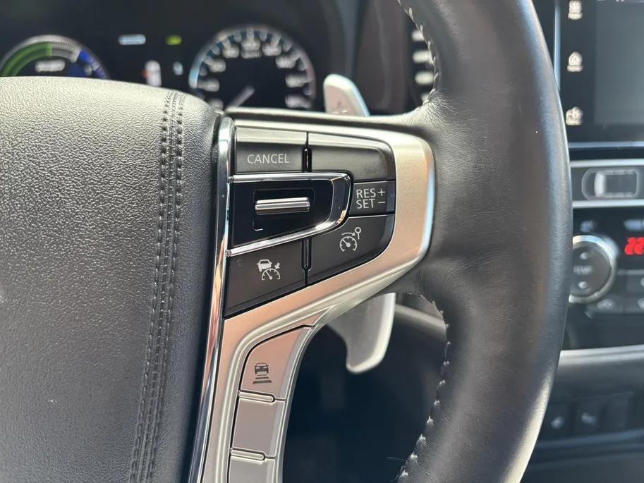 Mitsubishi Outlander 2.4 PHEV Instyle | Trekhaak | Leder | Schuif-kantel dak | Rondom camera | Elektrisch. Achterklep | Stoel en stuurverwarming | Set winterwielen |