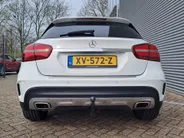 Mercedes-Benz GLA 180 Business Solution AMG AUTOMAAT | Trekhaak | Schuif/kanteldak | Navigatie | Camera | AMG-styling | Climate | Sensoren | Apple Carplay/Android Auto | Cruise | Stoelverwarming