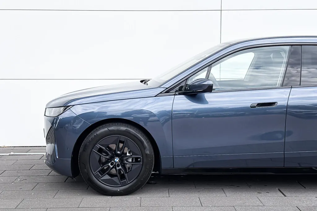 BMW iX xDrive45 101 kWh