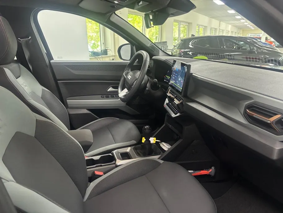 Dacia Bigster 1.2 Mild Hybrid 140 Extreme NAVI AIRCO CAMERA SCHUIFKANTELDAK CRUISE CONTROLE TREKHAAK ZWARTE VELGEN PAS 6000KM ONRGINEEL NEDERLANDS