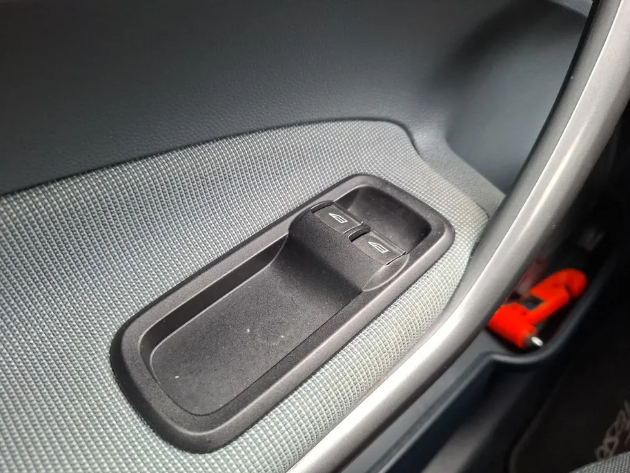 Ford Fiesta 1.25 Limited | Nieuwe Distributieriem bij aflevering | Trekhaak | All weather banden | Radio | Dealer onderhouden | Nieuwe APK | 12maanden BOVAG Garantie |
