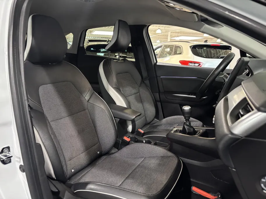 Renault Captur 90PK TCe Intens | 9,3' Navi | Camera | Climate Control | Parkeersensoren | Apple CarPlay/Android Auto | Cruise Control | Lichtmetalen Velgen | Armsteun | Full LED |