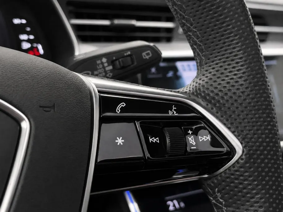 Audi A6 Avant 40 TFSI 204pk S edition Competition · Panoramadak · Apple/Android Car Play · Camera · Elek. stoelverstelling met memory · 19'' Velgen ·  Garantie t/m 15-07-2028 of 100.000km