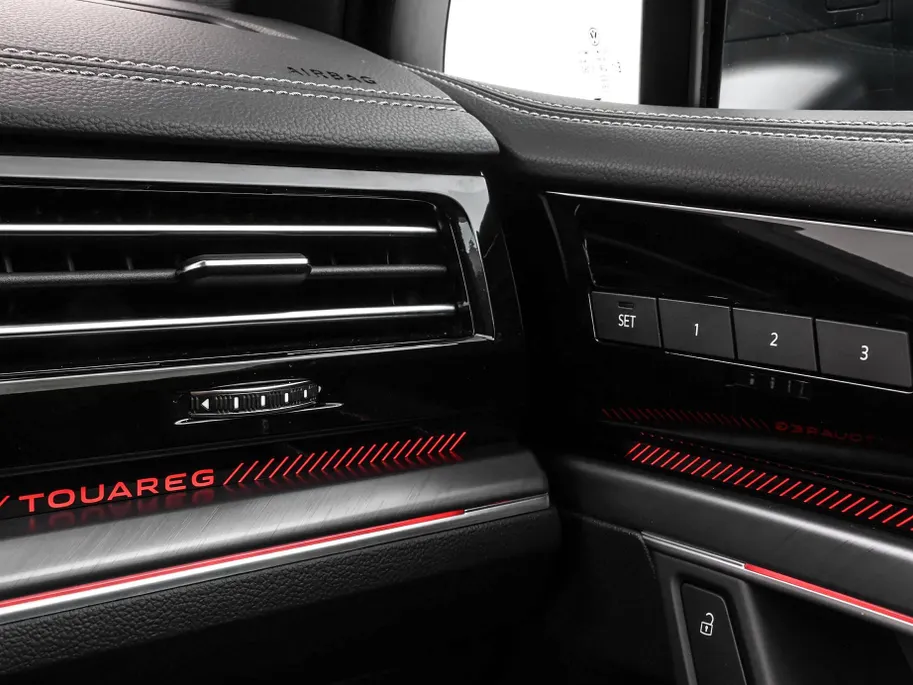 Volkswagen Touareg 3.0 TSi 462pk DSG eHybrid 4MOTION R · SOH 96.9% · Panoramadak · 360 Camera · Luchtvering · Wegklapbare Trekhaak · Stoelventilatie · Elek. Voorstoelen · 21'' Inch ·