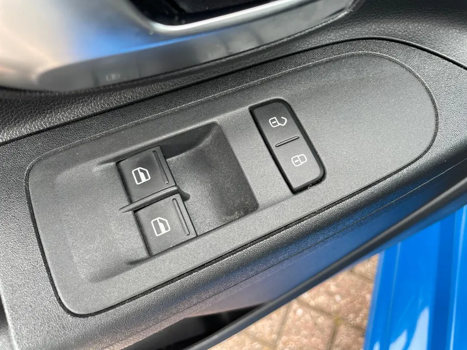 Volkswagen up! 1.0 move up! BlueMotion *Navigatie*Tel Bluetooth*Airco*5 deuren*1STE EIGENAAR*Zeer nette auto!