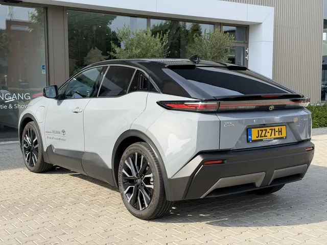Toyota C-HR+ First Edition 77 kWh | Bi-Tone | 20'| Stoel&Stuurverw | Camera
