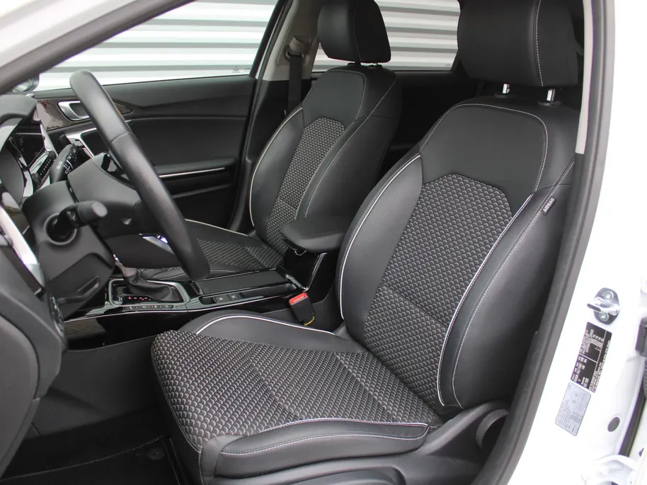 Kia Ceed Sportswagon 1.5 T-GDi DynamicPlusLine | Stoel- & stuurverwarming | Camera | Clima | Cruise adapt. | LED | Navi | Elek. achterklep | 16' LM |