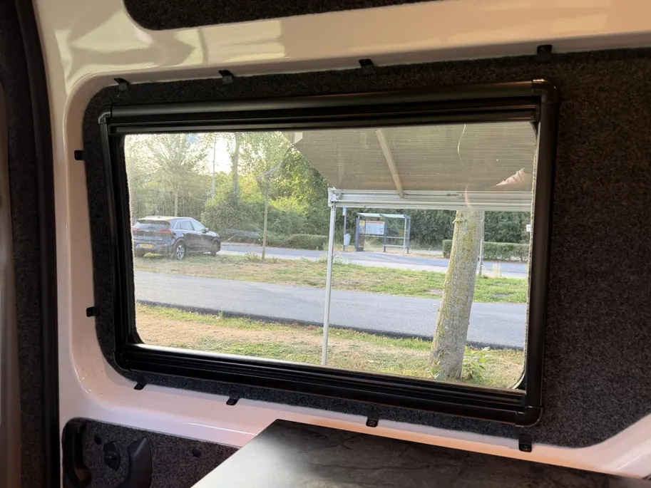 Renault Master T35 2.3 dCi 135 L3H2 Work Edition | Camper Edition | Motorsport Edition | Thule Omnistor Luifel | Airco in Leefruimte | TV | Koelkast | Magnetron | Volledig Bed | 2 Lederen Stoelen | DAB | LED Verlichting Leefruimte |