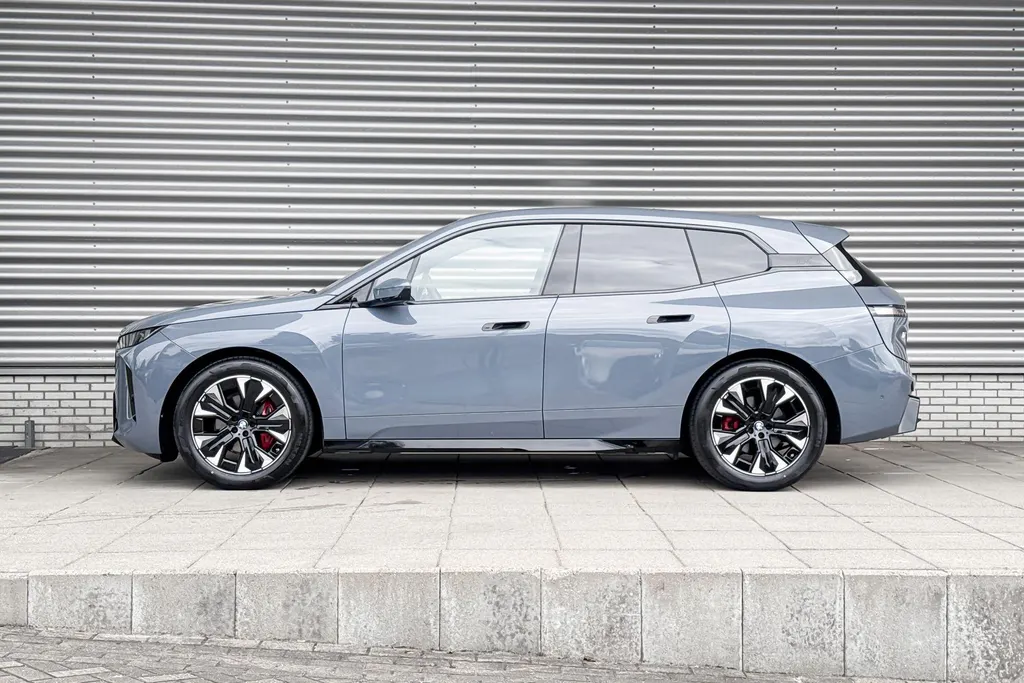 BMW iX xDrive45 101 kWh