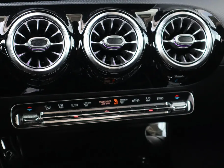 Mercedes-Benz CLA 180 Business Solution AMG l Keyless l Achteruitrijcamera l Stoelverwarming l Ambiente lichtpakket