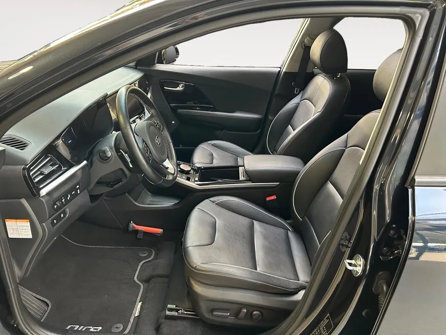 Kia e-Niro ExecutiveLine 64 kWh | Warmtepomp | Trekhaak Afneembaar + 13-Polige Stekker | Elektrisch verstelbare Voorstoelen | Bestuurdersstoel + Geheugen | Elektrisch Bedienbaar Schuif / Kanteldak | Stoelverwarming + Stoelkoeling | Stuurverwarming | JBL Geluidsinsta