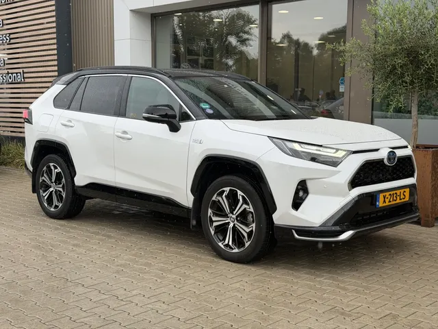 Toyota RAV4 2.5 PHEV Bi-Tone+ AWD | Trekhaak | Panoramadak | Stoel Verwarming & Ventilatie |