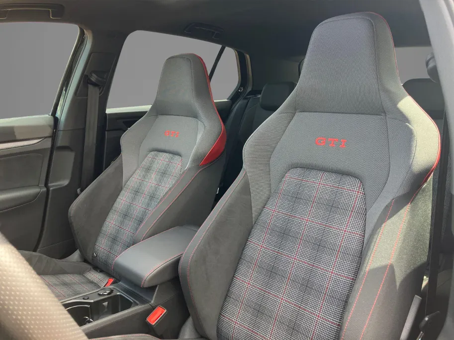 Volkswagen Golf 2.0TSI/265PK GTI DSG · Panoramadak · Camera · Trekhaak · Apple/Android Car Play · Garantie t/m 27-03-2030 of 100.000km