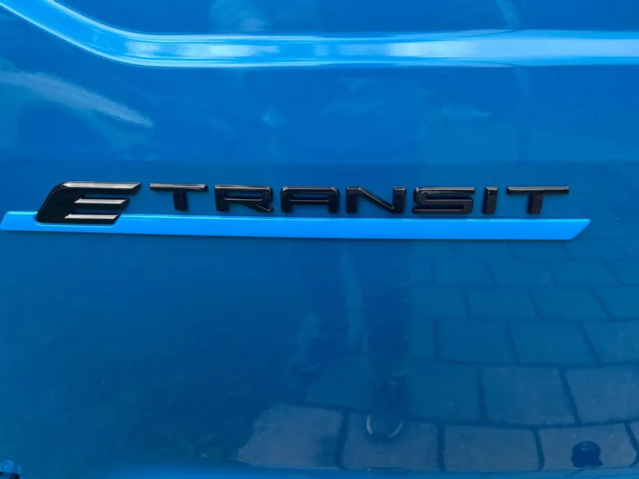 Ford E-Transit Courier Limited 44 kWh 136 pk | DEMO voertuig | Navigatie | Trekhaak | Achteruitrijcamera | 100% Elektrisch | Achteruitrijcamera | Winter Pack