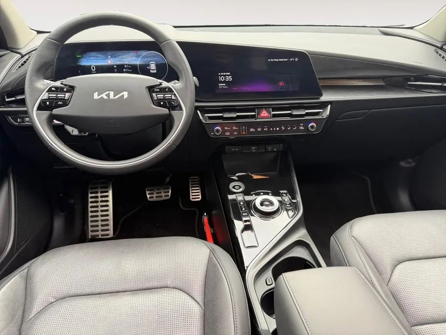 Kia Niro EV ExecutiveLine 64.8 kWh | Meest luxe uitvoering | Head up display | Stoelverwarming en ventilatie | Schuif/ Kantel dak | Cruise Control Adaptief | Carplay | Fabrieksgarantie t/m 4-2032 | NAP