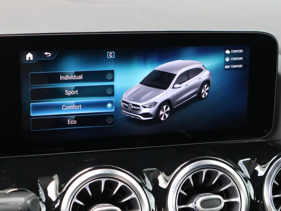 Mercedes-Benz GLA 200 Business Solution AMG l Trekhaak l Keyless l Panoramadak l Ambiente lichtpakket