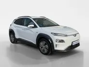 Hyundai Kona EV Limited Sky 64 kWh | Zeer compleet | 99% SOH | Open dak | Lederen bekleding | Trekhaak | Stoel verwarming & koeling | Stuurverwarming |